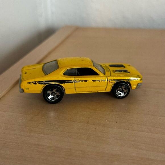 Y2K Hot Wheels 2009 1971 Dodge Demon Yellow 1:64 Diecast Model Car - Picture 4 of 9
